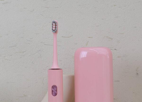 成人電動(dòng)牙刷兒童能用嗎？?jī)和褂贸扇穗妱?dòng)牙刷的危害