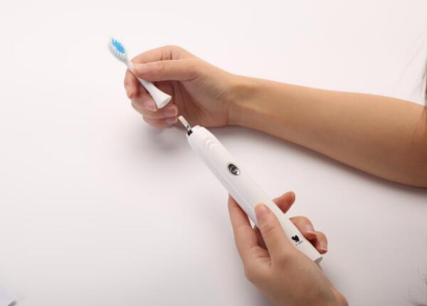 電動牙刷多久換一次刷頭合適？電動牙刷頭更換周期為三個月一次