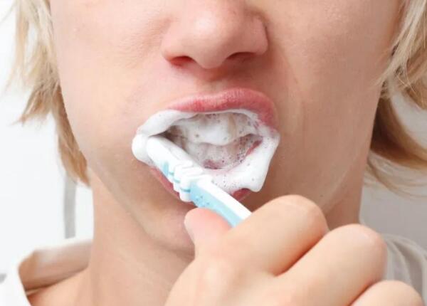 電動(dòng)牙刷是智商稅還是真有用？對我們國人刷牙真的很有用