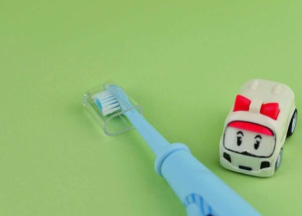 兒童用聲波還是電動牙刷好？兒童牙刷挑選有講究