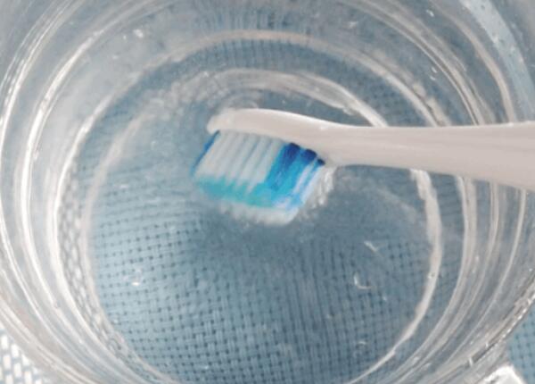 電動牙刷發(fā)霉了怎么清洗？常見幾種發(fā)霉電動牙刷處理方法