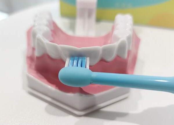 兒童用電動牙刷的利弊了解，掌握孩子的口腔健康