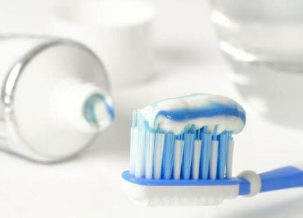 手動(dòng)牙刷一般多久要換？牢記這些手動(dòng)牙刷使用小常識(shí)