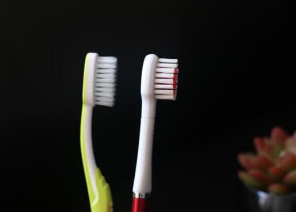 手動(dòng)牙刷怎么選刷毛？選擇正確刷毛類型，實(shí)現(xiàn)有效清潔