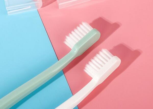 成人用哪種類型的牙刷好？探尋適合您的牙齒保健伴侶！